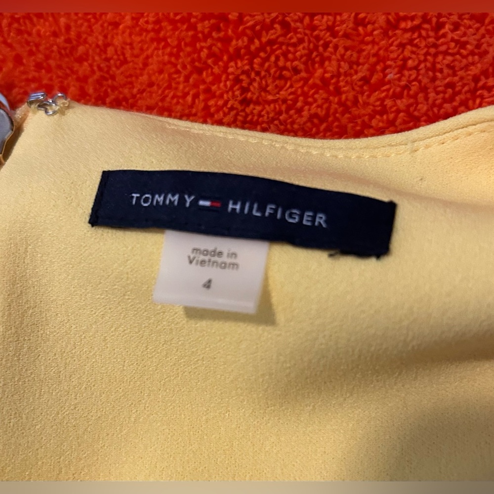 LIKE NEW - size 4 - TOMMY HILFIGER Yellow Faux-Pocket Stretch Shift Dress